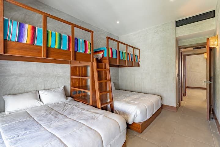 On site, Living area, Area and amenities, Bed, Decorative detail, Photo of the entire room, Location, View (of the property / room)