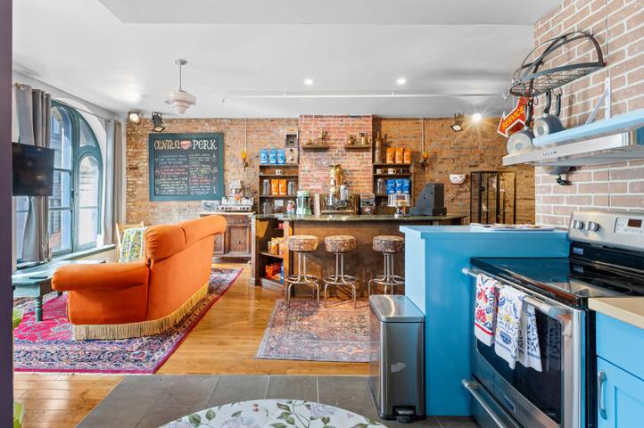 Friends-Themed Loft | Old Montréal gallery image 4