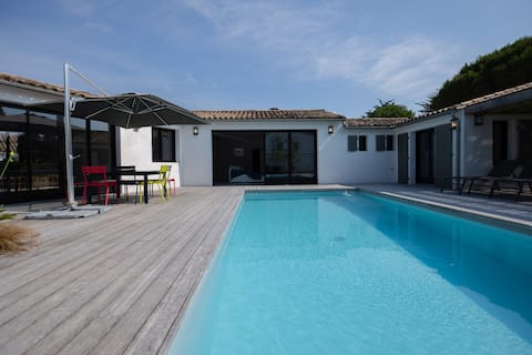 Villa with swimming pool 150m from the sea