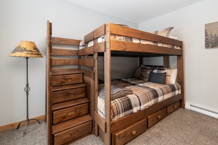 მყუდრო, კაროს კალათებით მოჭრილი თეთრეულით გადასაფარებელი ორადგილიანი საწოლი და ჩაშენებული უჯრები მთაში დასასვენებლად აუცილებელი ნივთებისთვის.