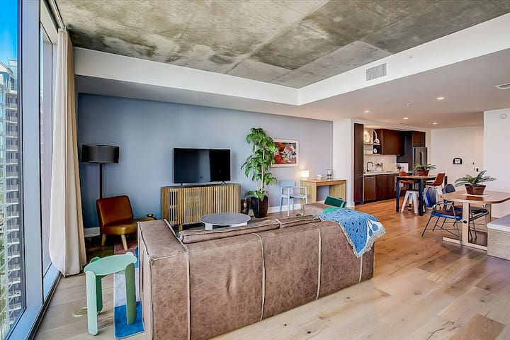 2BR Lakeview Natiivo Austin 19th-Floor