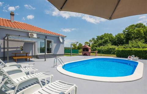 Top performing Airbnb: Holiday house Flora with pool and spacious yard in Crno