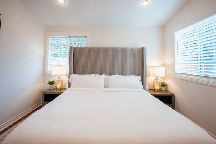 მე-2 საძინებელი: მთავარ საძინებელში არის მაღალი ხარისხის ტემპურ-პედიკული მატრასი განსაკუთრებული კომფორტისა და მხარდაჭერისთვის. Დიდი სმარტ-ტელევიზორი საძინებელში.