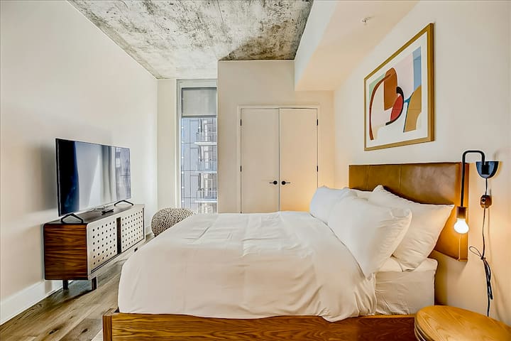 Downtown 2BR | Rooftop Pool | Gym | 18th Flr gallery image 4
