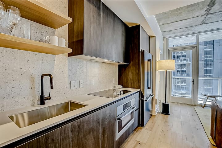 Downtown 2BR | Rooftop Pool | Gym | 18th Flr gallery image 3