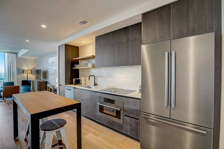 Stylish 2BR Lakefront Natiivo Austin 29th-Floor gallery image 3