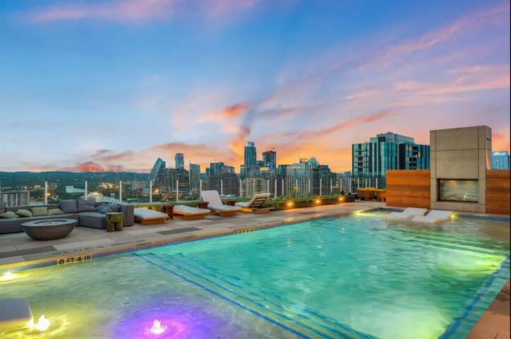 Huge 2BR Lakefront Natiivo Austin 29th-Floor gallery image 3