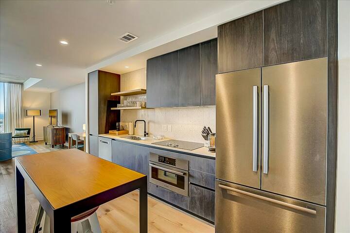 Sunset-View 2BR Riverfront Natiivo Austin 27th-fl gallery image 4