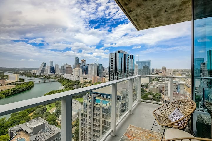 Corner Condo 2BR Lakeview Natiivo Austin 30th-flo