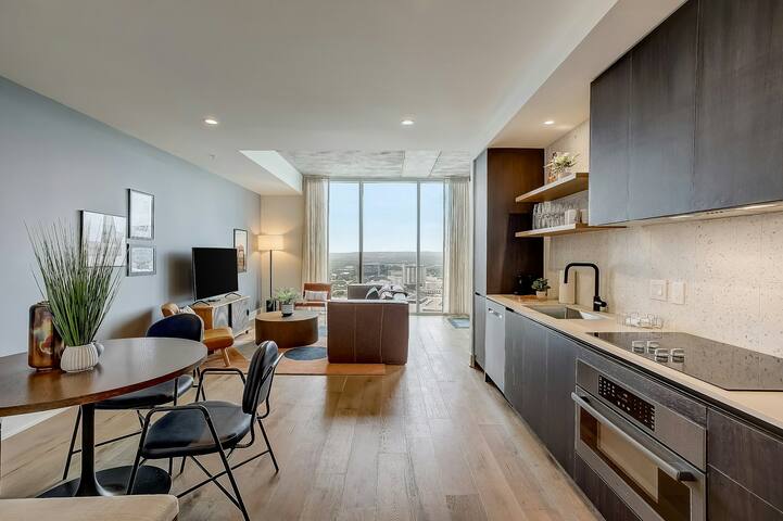 Corner Condo 2BR Lakeview Natiivo Austin 30th-flo gallery image 3