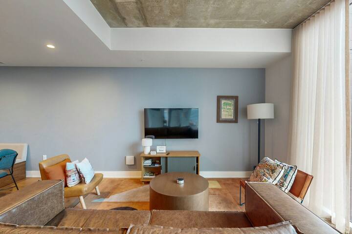 2BR Riverfront Natiivo Austin 15th-Floor gallery image 5