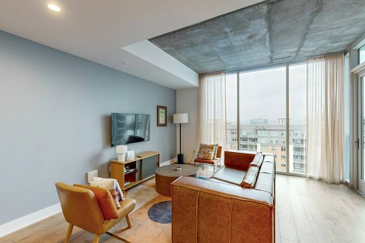 2BR Riverfront Natiivo Austin 15th-Floor gallery image 3