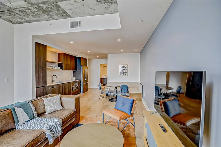 2BR Lakeview Natiivo Austin 17th-Floor gallery image 3