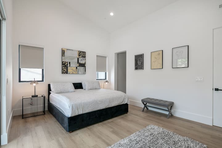 Primer dormitorio con cama tamaño king.