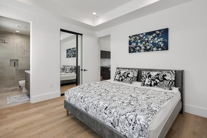 Segundo dormitorio con cama tamaño king.