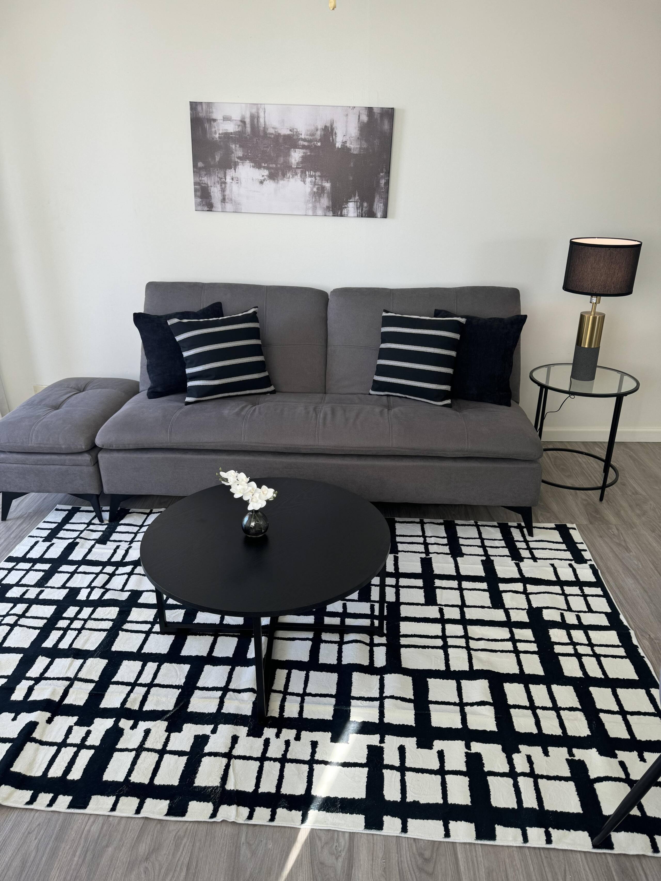 Condo in Honolulu · ★4.33 · 1 bedroom · 2 beds · 1 private bath - Image 3