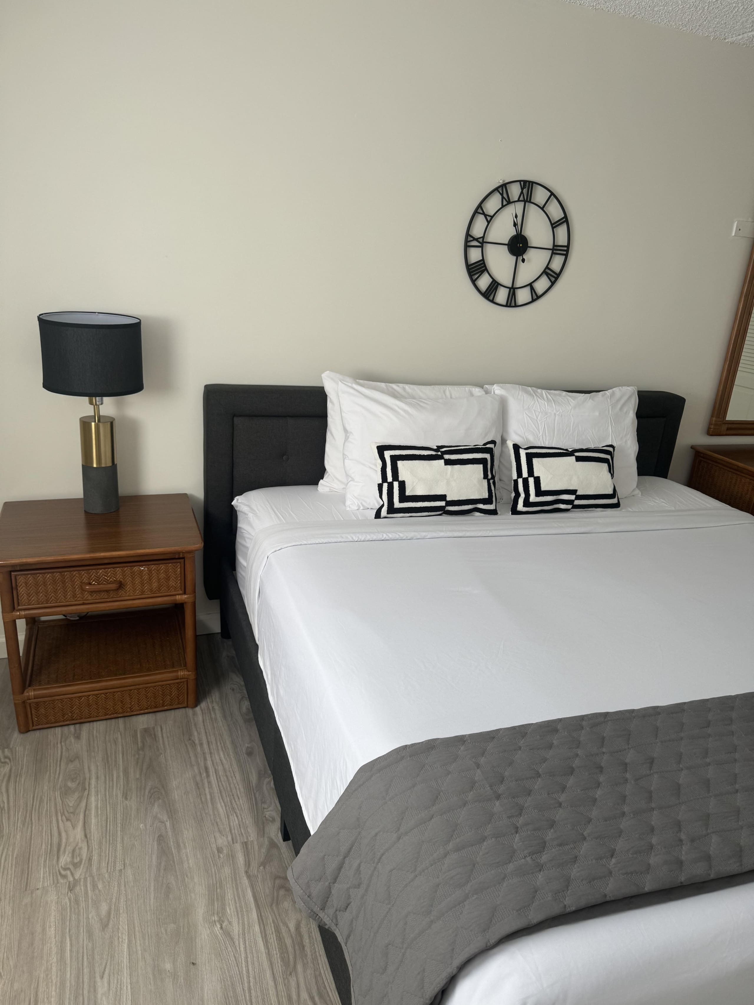 Condo in Honolulu · ★4.33 · 1 bedroom · 2 beds · 1 private bath - Image 9