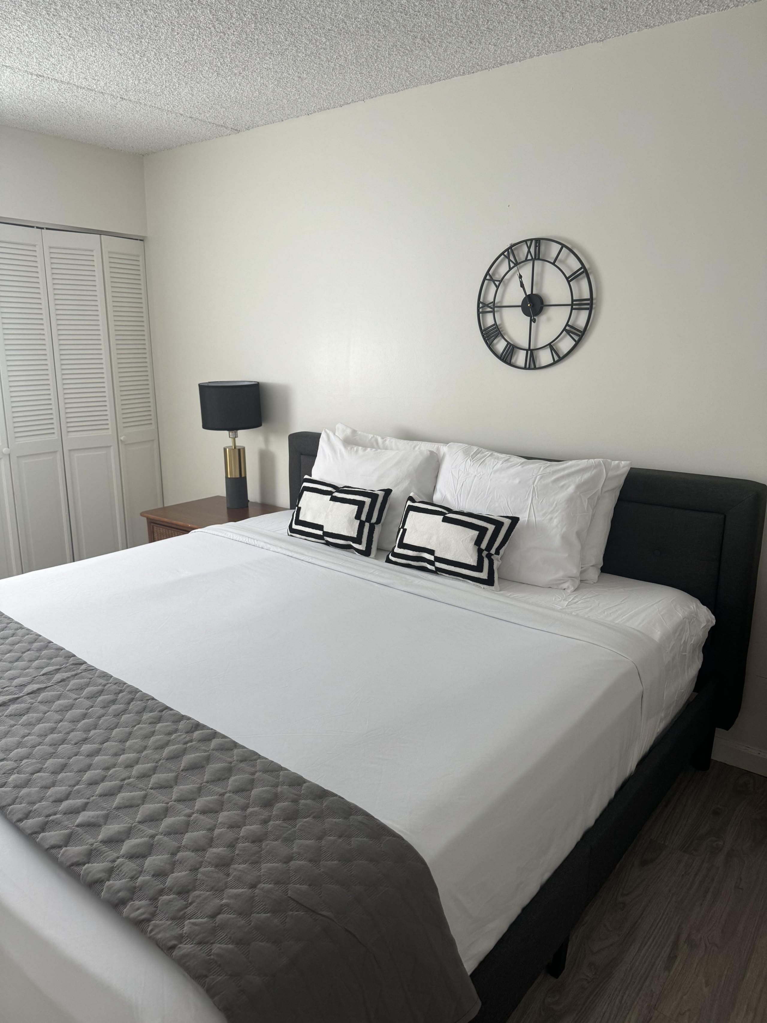 Condo in Honolulu · ★4.33 · 1 bedroom · 2 beds · 1 private bath - Image 10