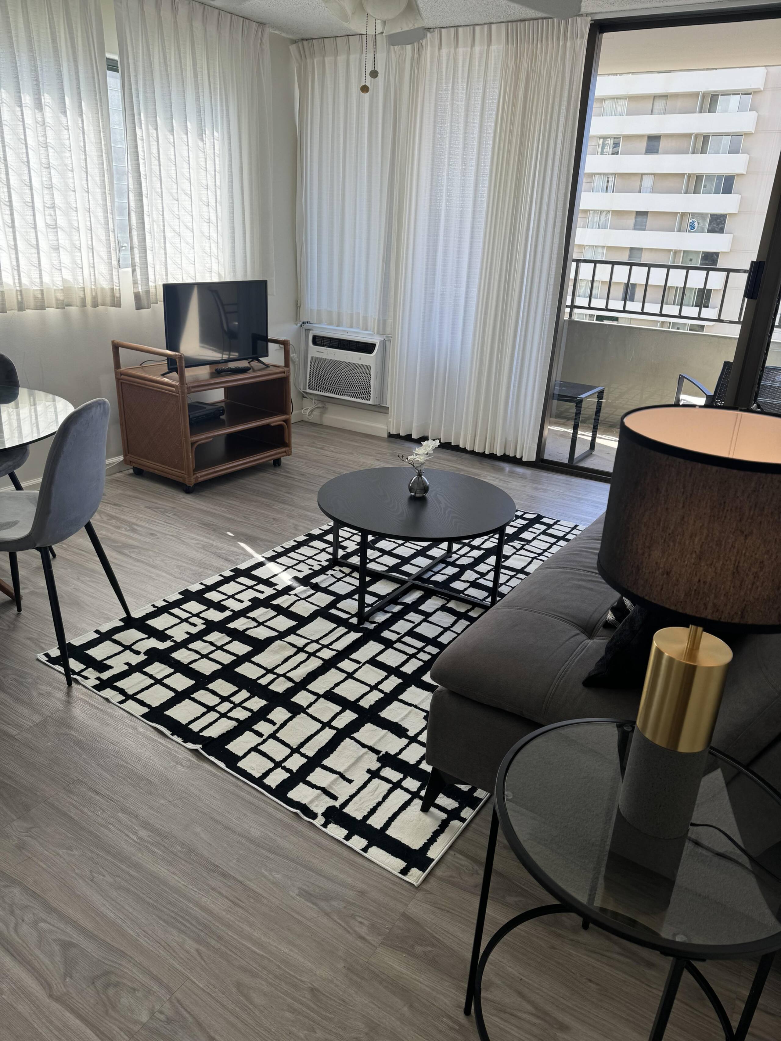 Condo in Honolulu · ★4.33 · 1 bedroom · 2 beds · 1 private bath - Image 5