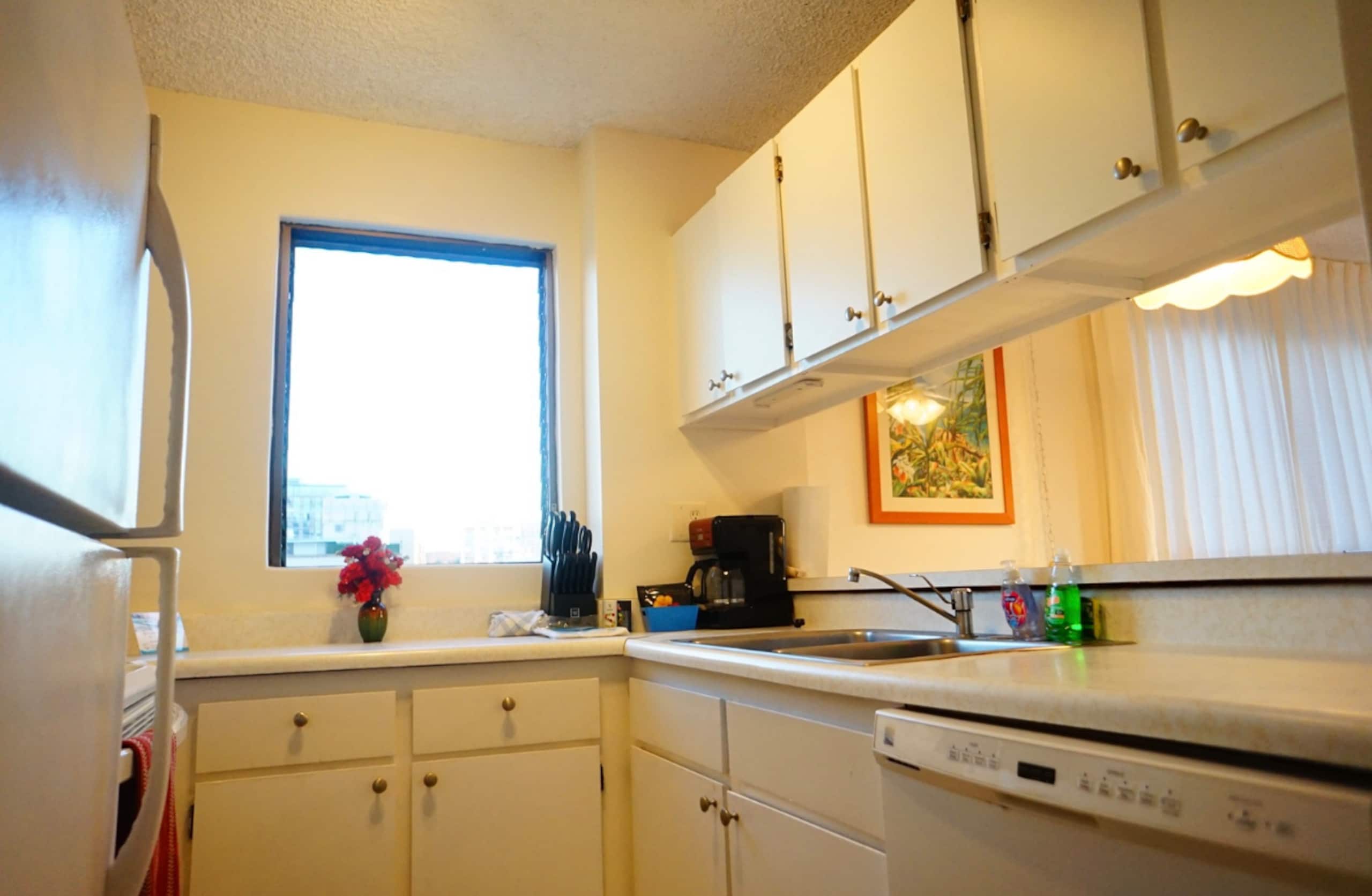 Condo in Honolulu · ★4.33 · 1 bedroom · 2 beds · 1 private bath - Image 4