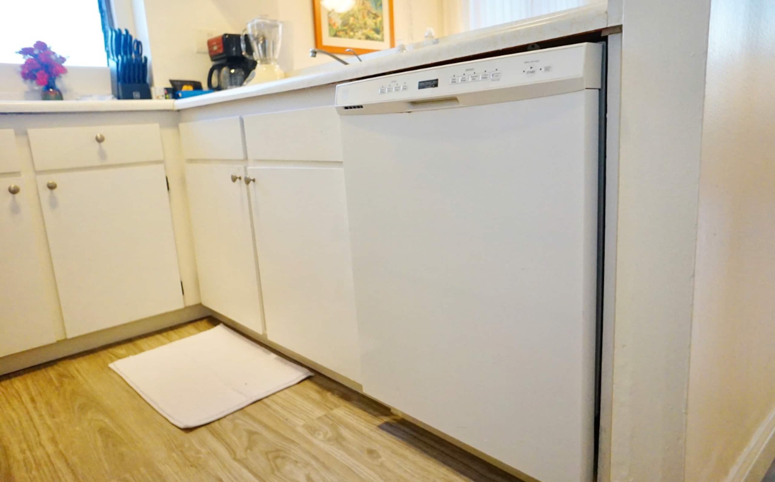 Condo in Honolulu · ★4.33 · 1 bedroom · 2 beds · 1 private bath - Image 8