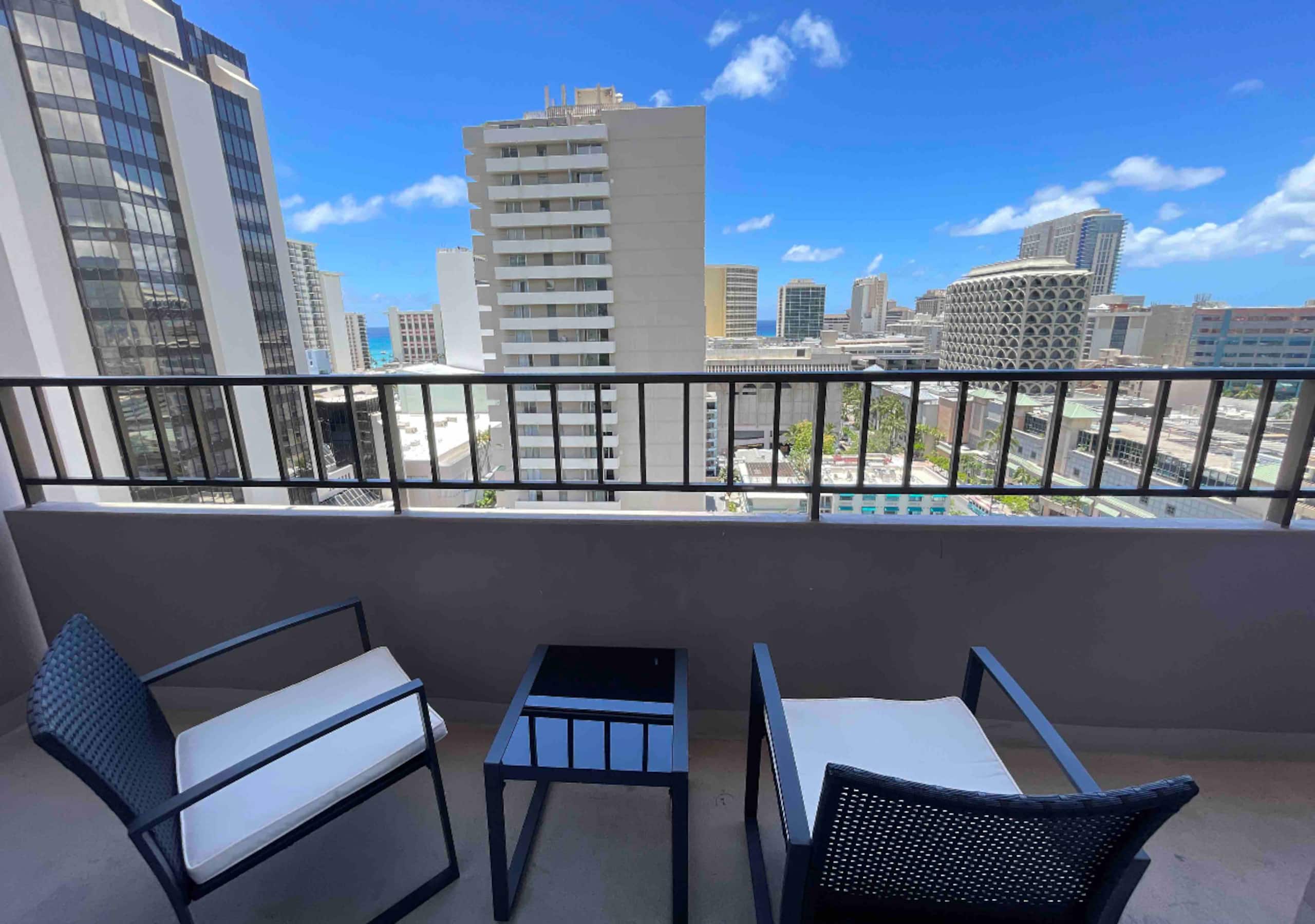 Condo in Honolulu · ★4.33 · 1 bedroom · 2 beds · 1 private bath - Image 2