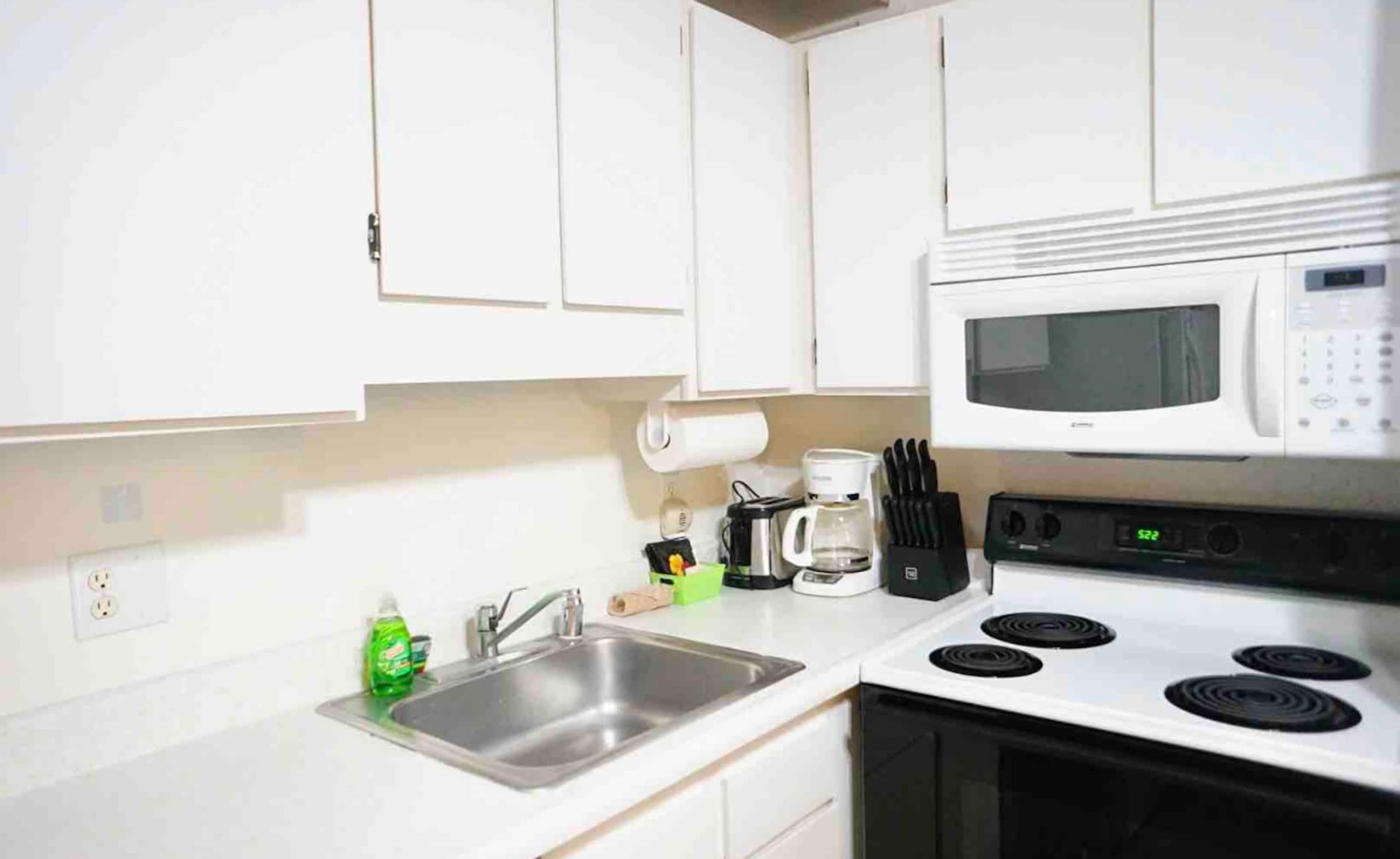 Condo in Honolulu · ★4.46 · 1 bedroom · 2 beds · 1 private bath - Image 4