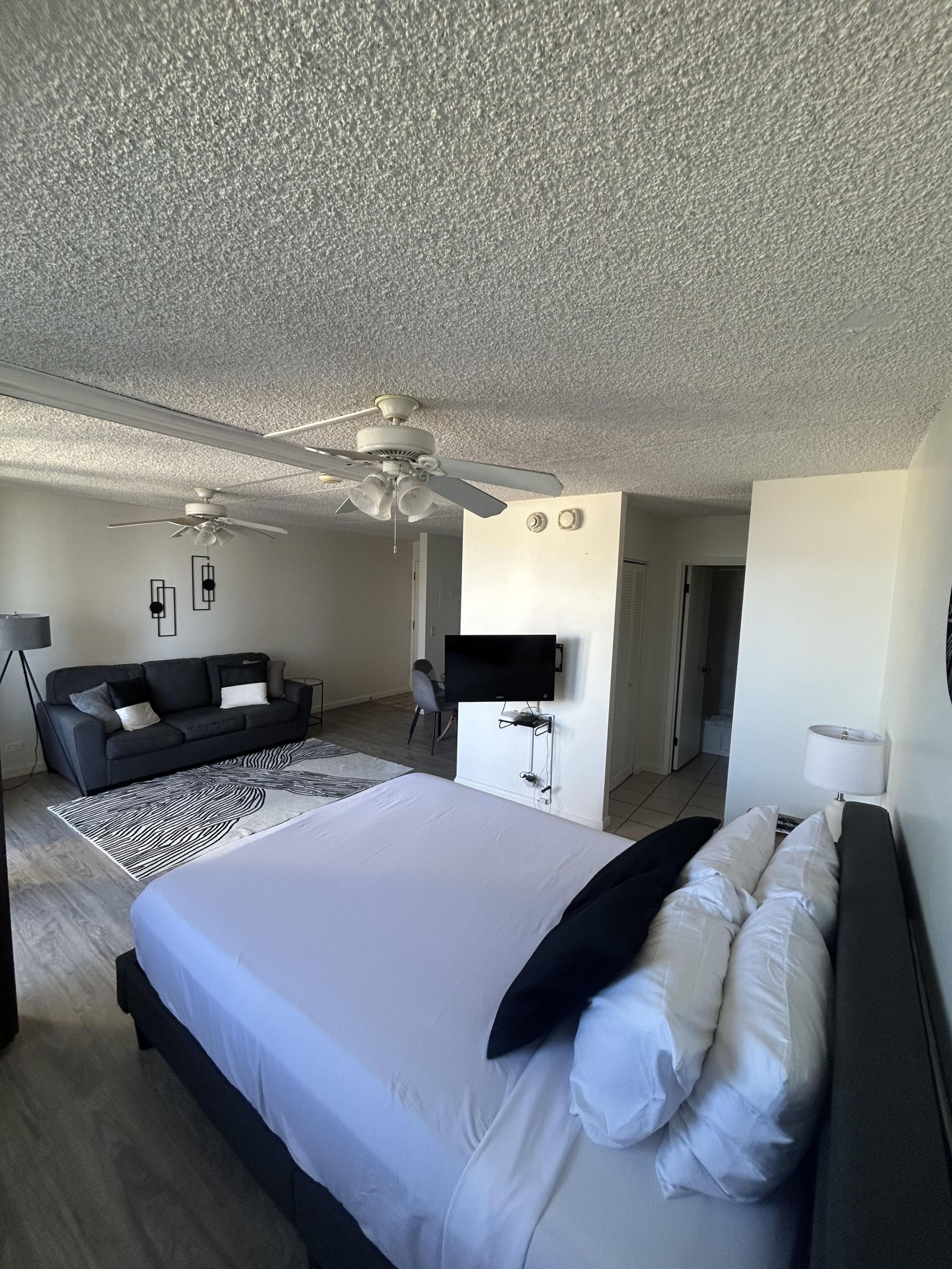 Condo in Honolulu · ★4.46 · 1 bedroom · 2 beds · 1 private bath - Image 29