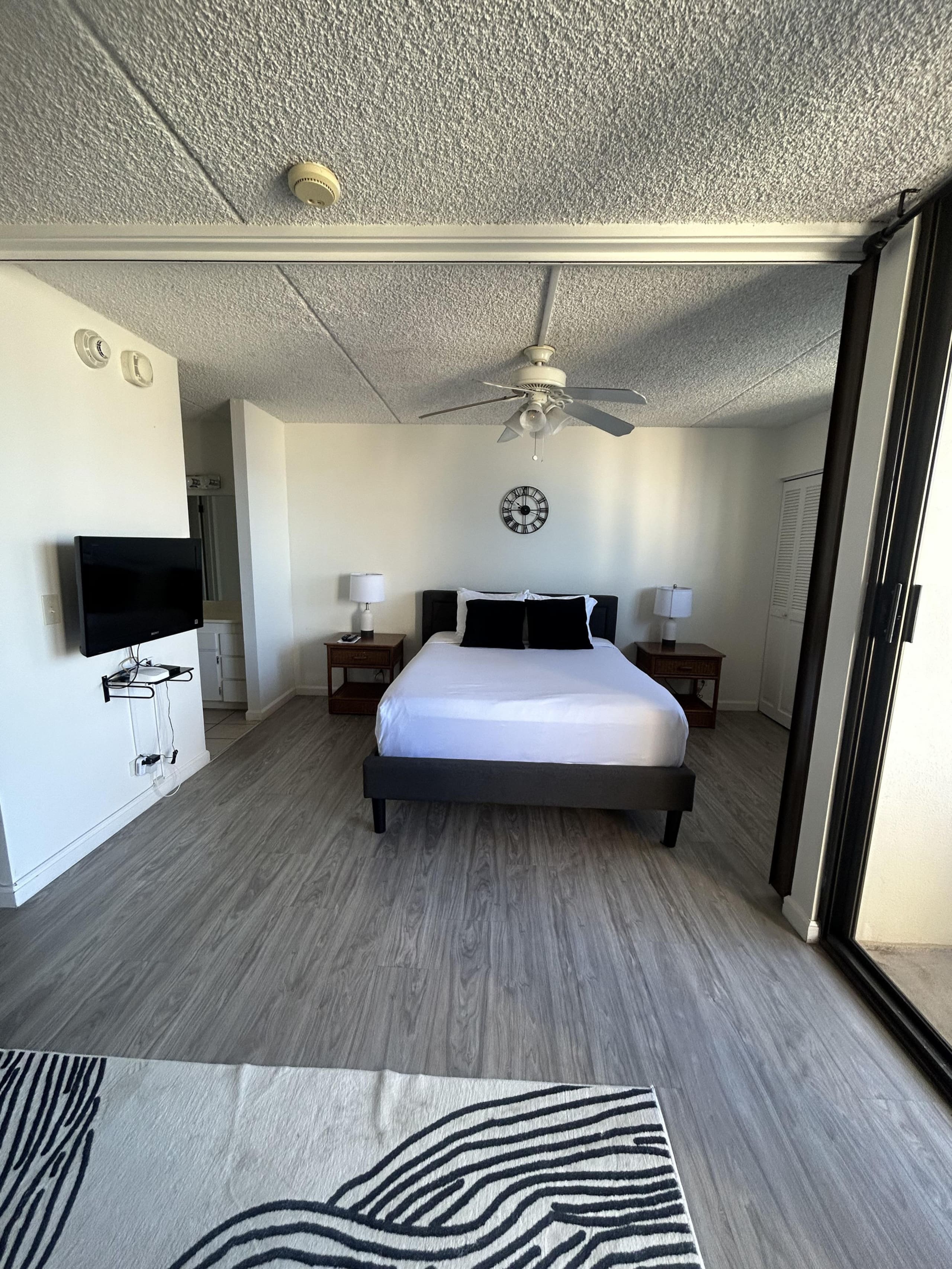 Condo in Honolulu · ★4.46 · 1 bedroom · 2 beds · 1 private bath - Image 32