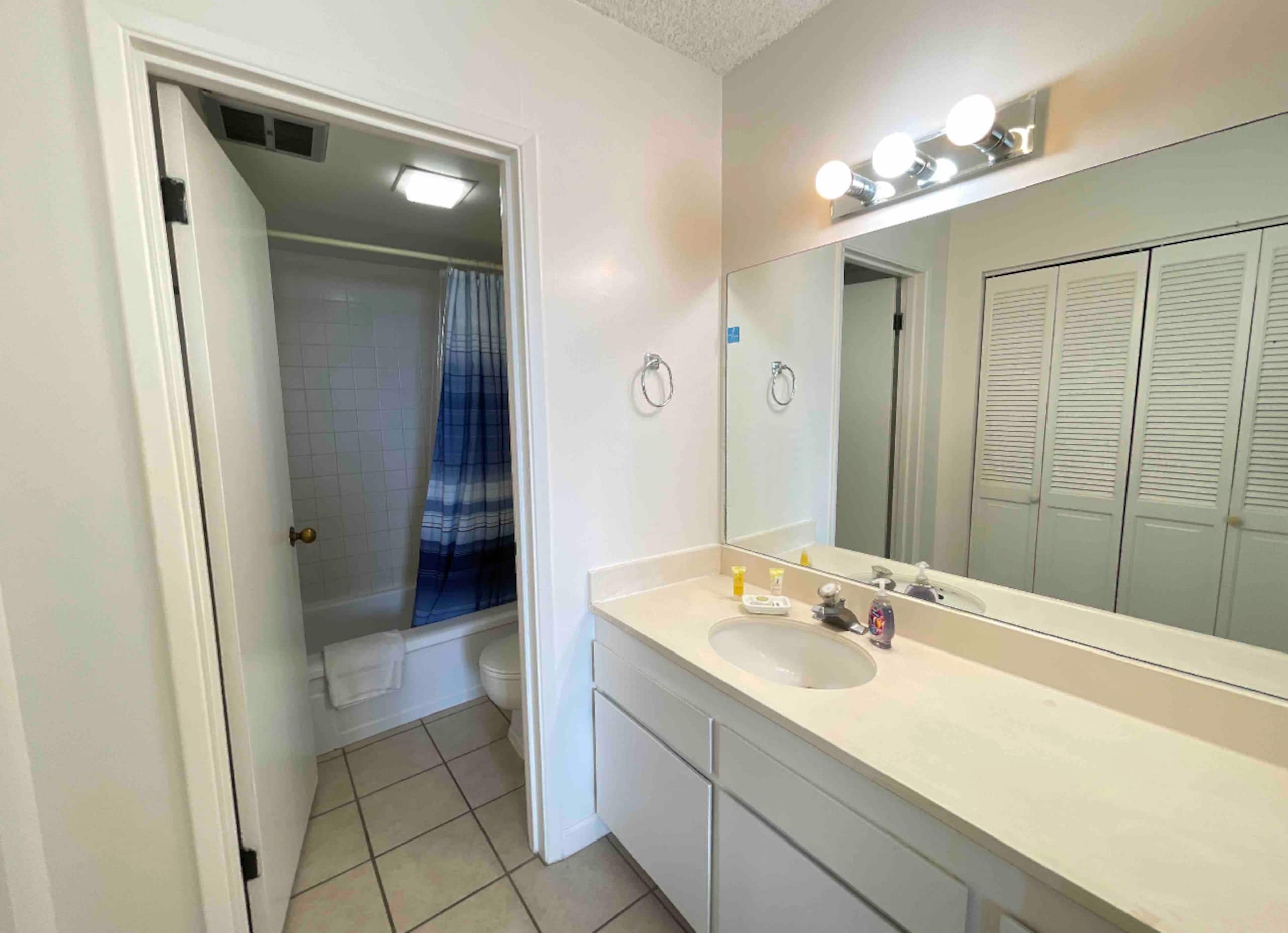 Condo in Honolulu · ★4.46 · 1 bedroom · 2 beds · 1 private bath - Image 8