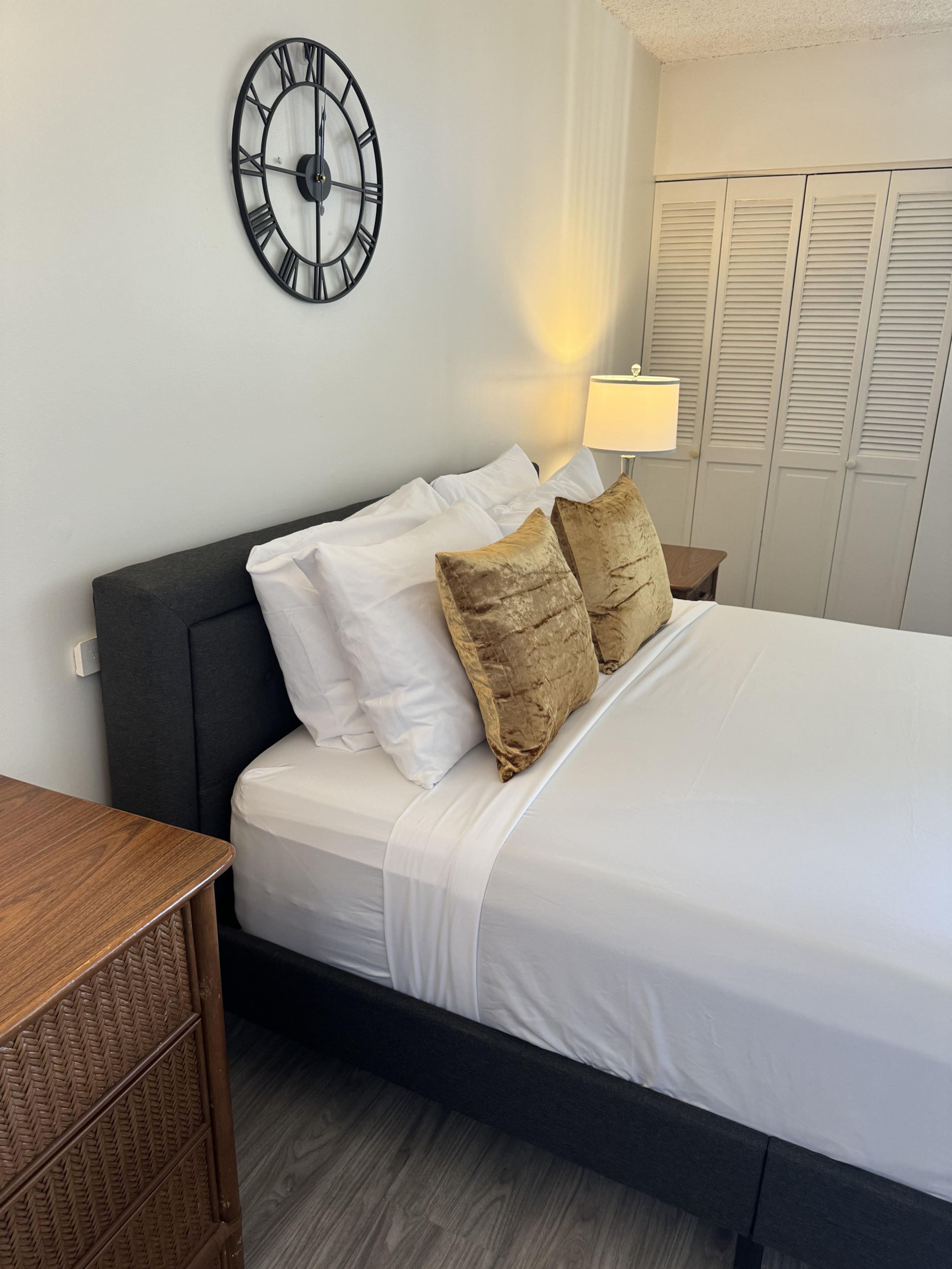 Condo in Honolulu · ★4.64 · 1 bedroom · 2 beds · 1 private bath - Image 6