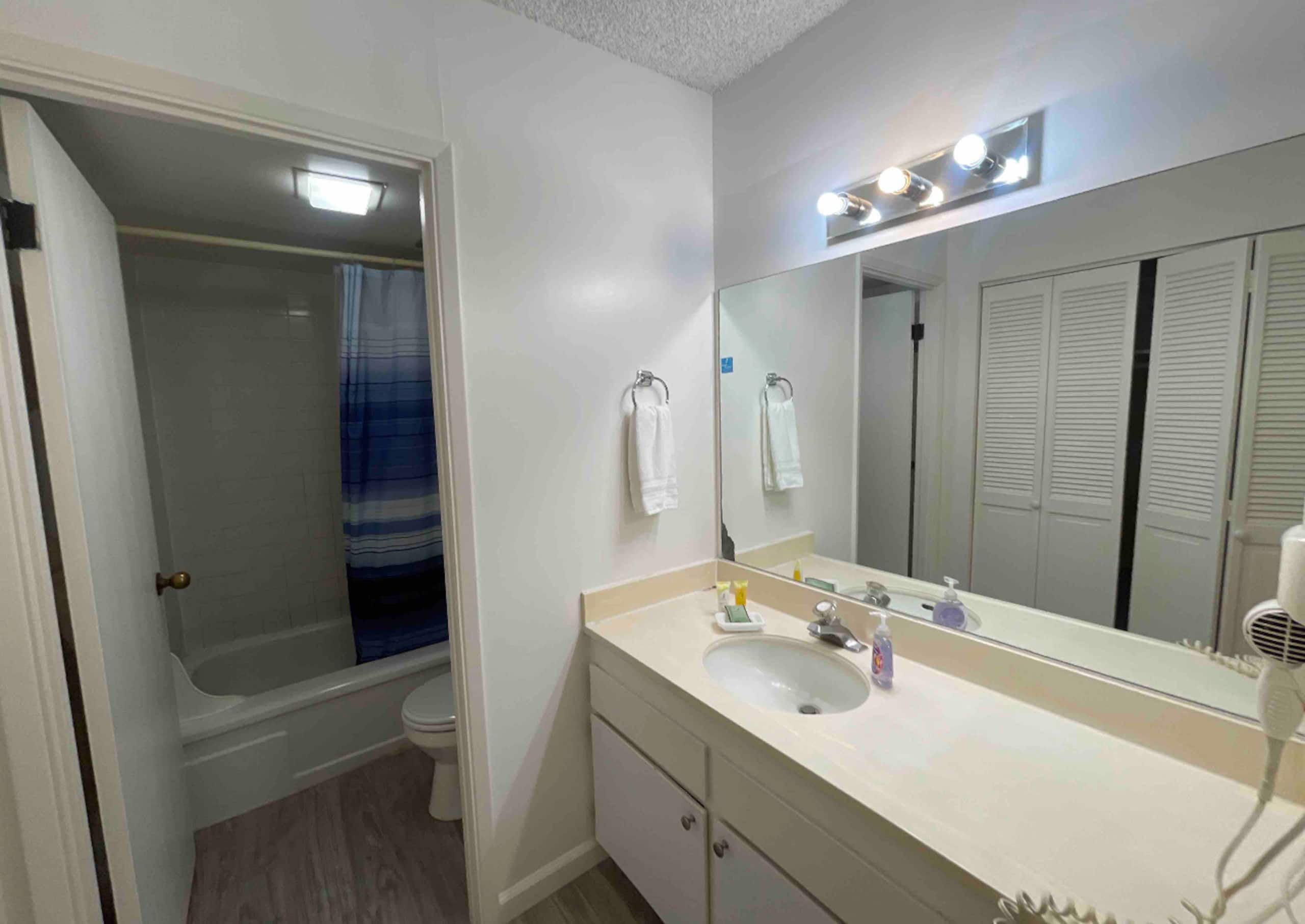 Condo in Honolulu · ★4.64 · 1 bedroom · 2 beds · 1 private bath - Image 4