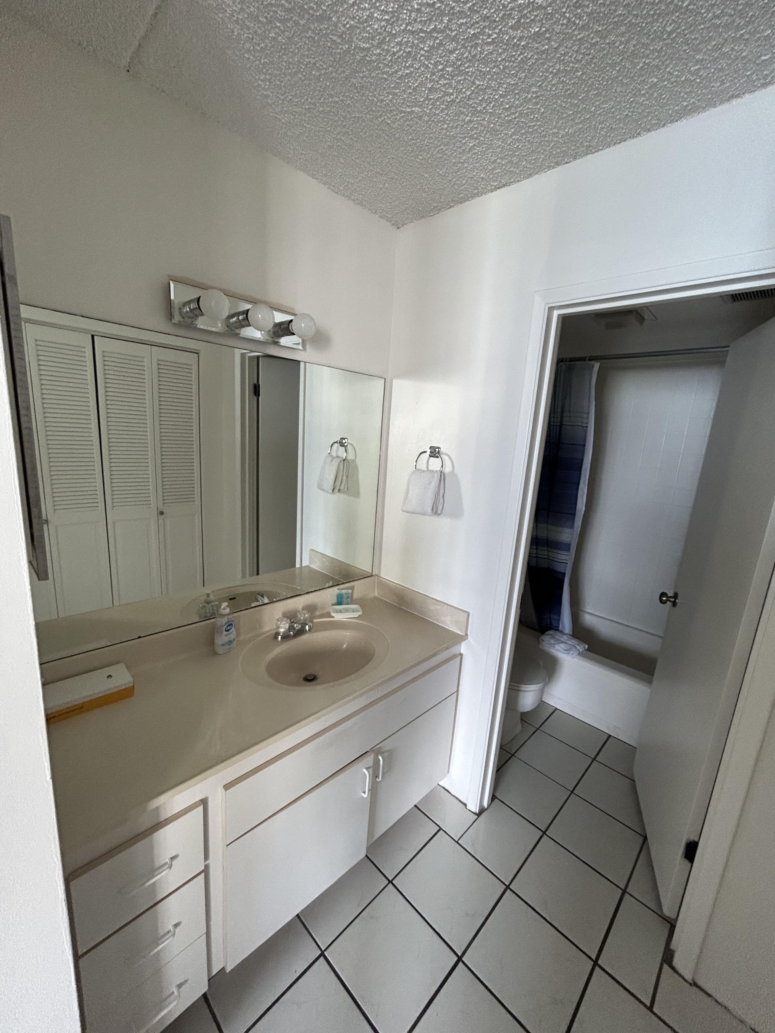 Condo in Honolulu · ★4.55 · 1 bedroom · 2 beds · 1 private bath - Image 25