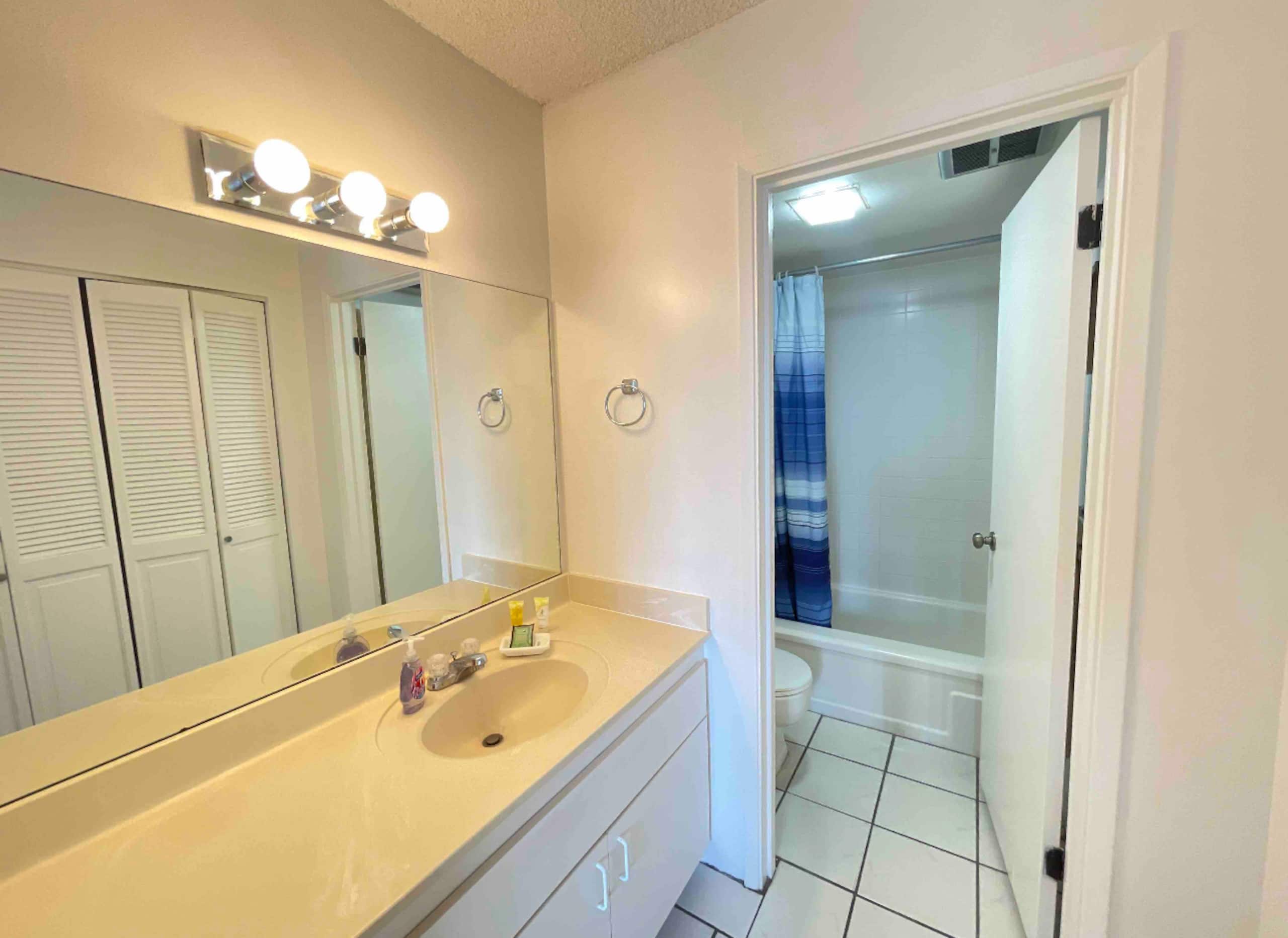 Condo in Honolulu · ★4.55 · 1 bedroom · 2 beds · 1 private bath - Image 8