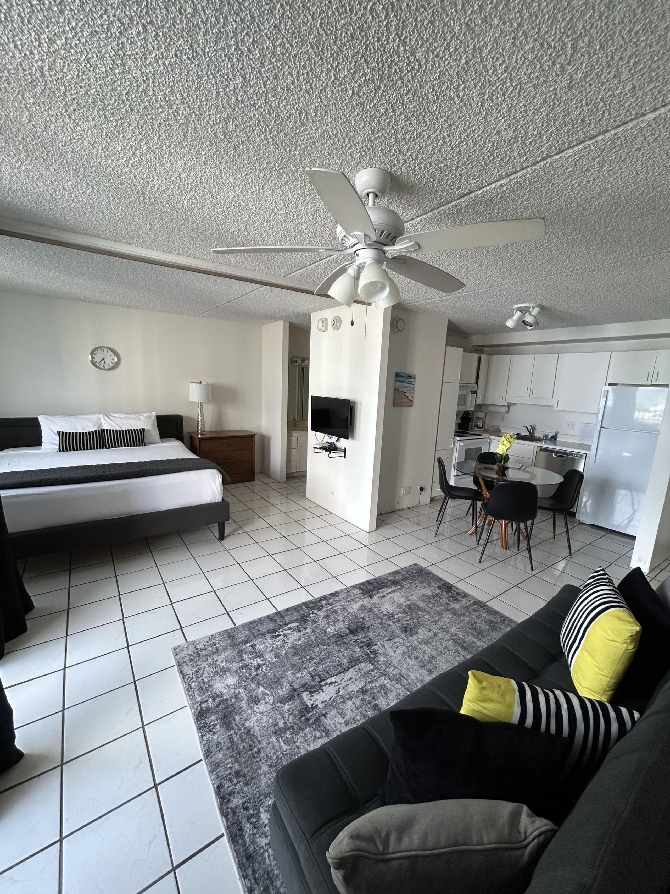Condo in Honolulu · ★4.55 · 1 bedroom · 2 beds · 1 private bath - Image 24