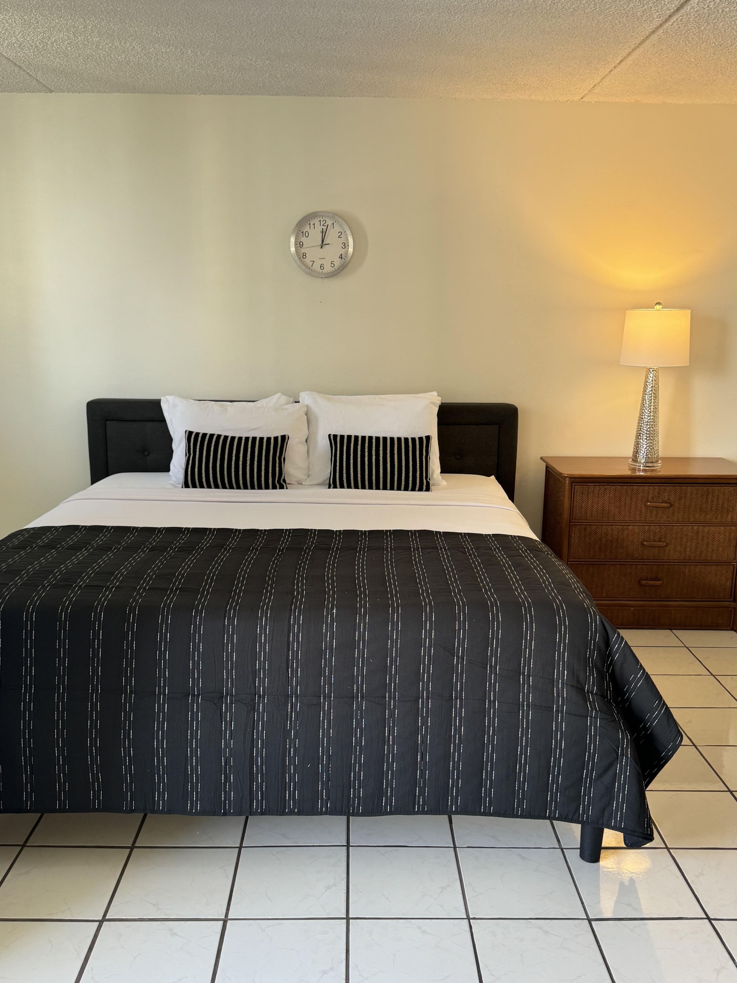 Condo in Honolulu · ★4.55 · 1 bedroom · 2 beds · 1 private bath - Image 3