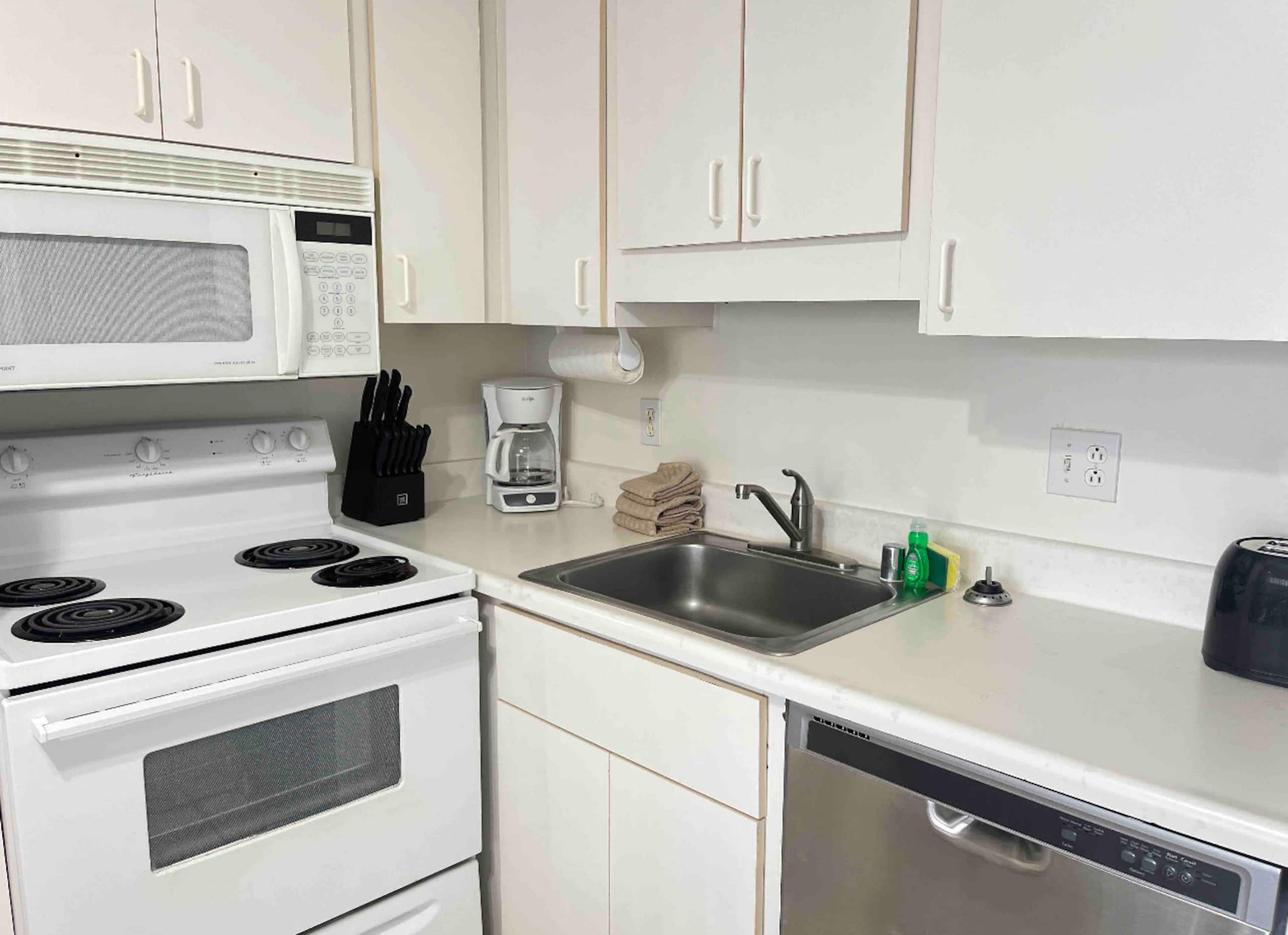 Condo in Honolulu · ★4.55 · 1 bedroom · 2 beds · 1 private bath - Image 9