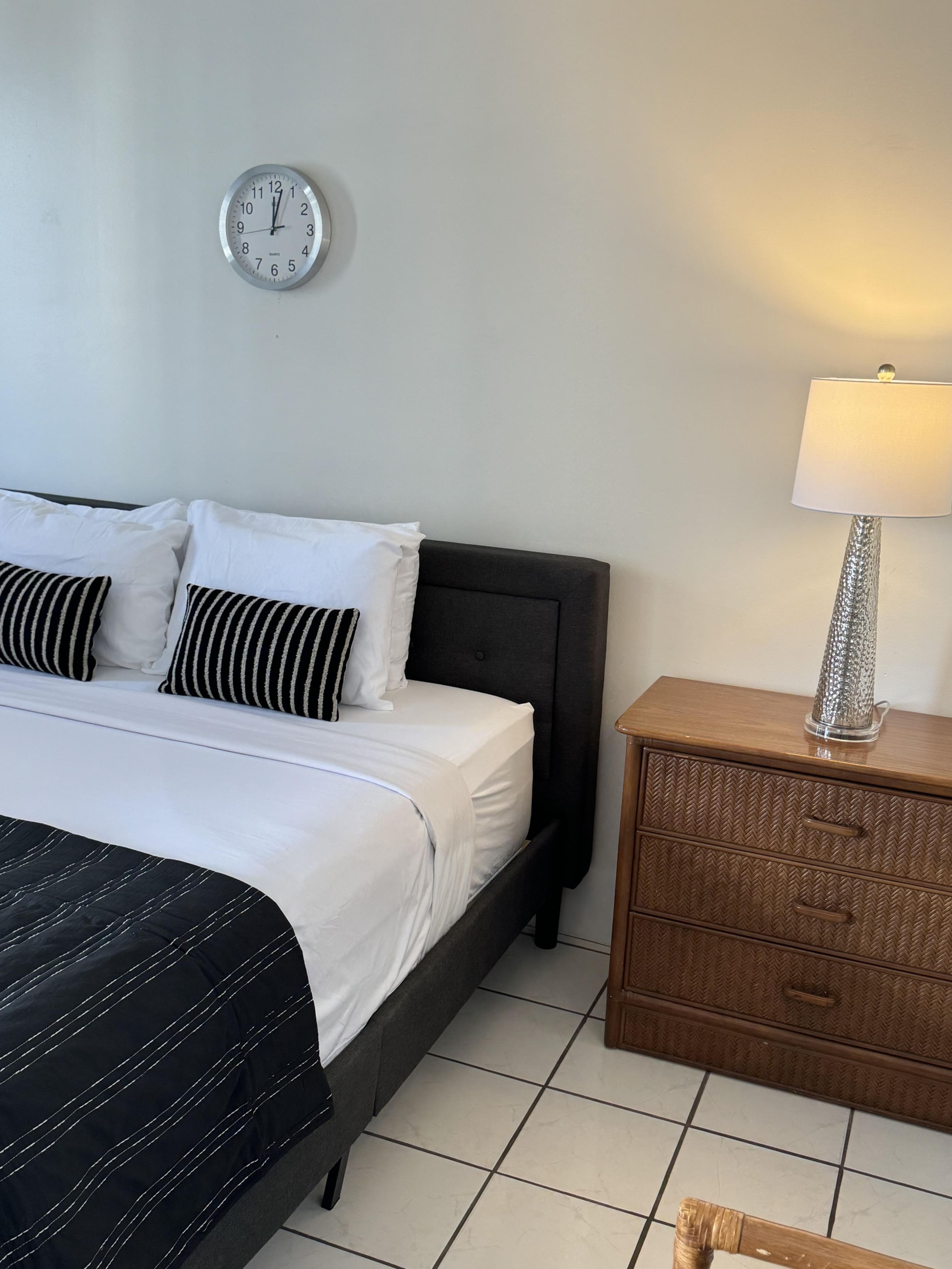 Condo in Honolulu · ★4.55 · 1 bedroom · 2 beds · 1 private bath - Image 4
