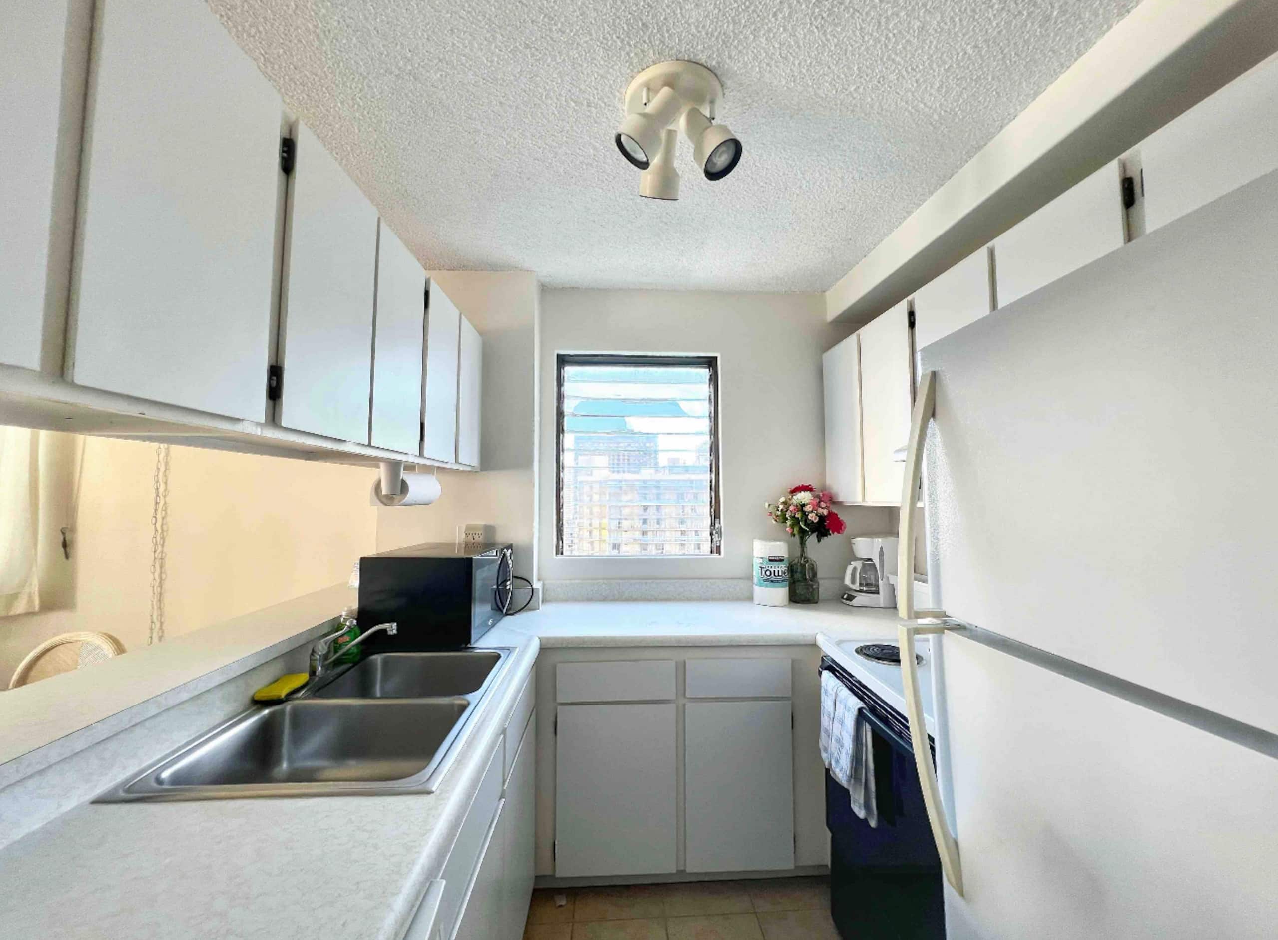 Condo in Honolulu · ★4.53 · 1 bedroom · 2 beds · 1 private bath - Image 7