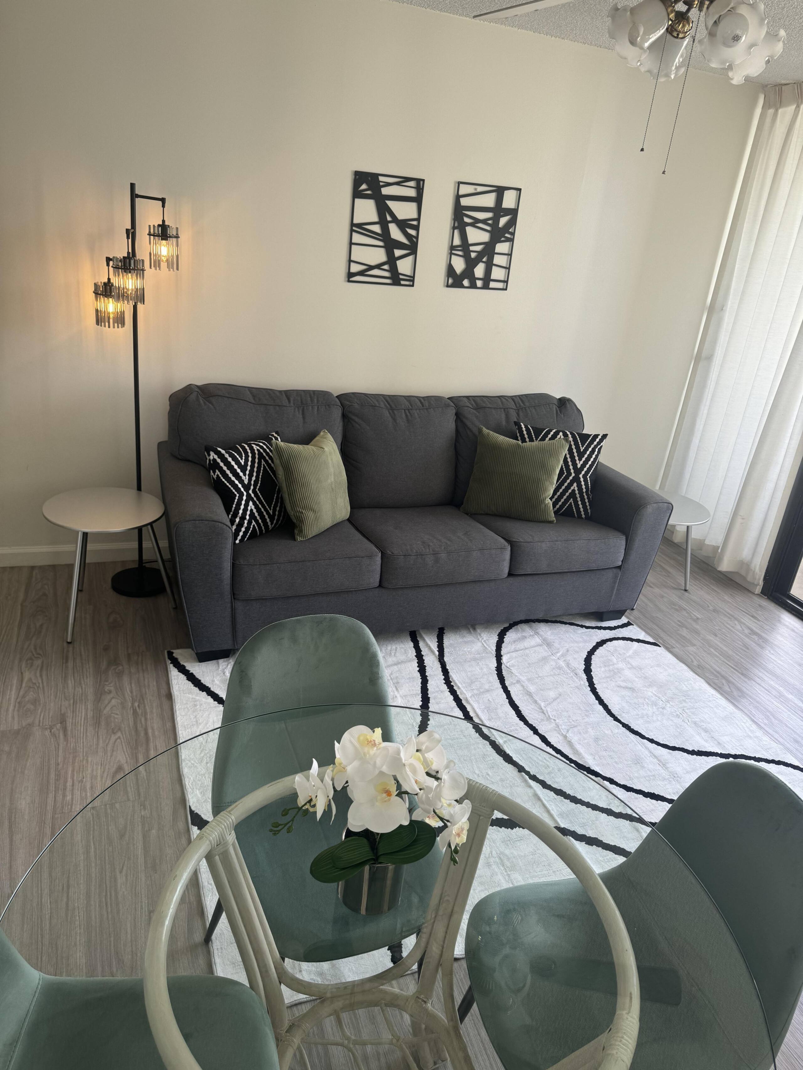 Condo in Honolulu · ★4.53 · 1 bedroom · 2 beds · 1 private bath - Image 5