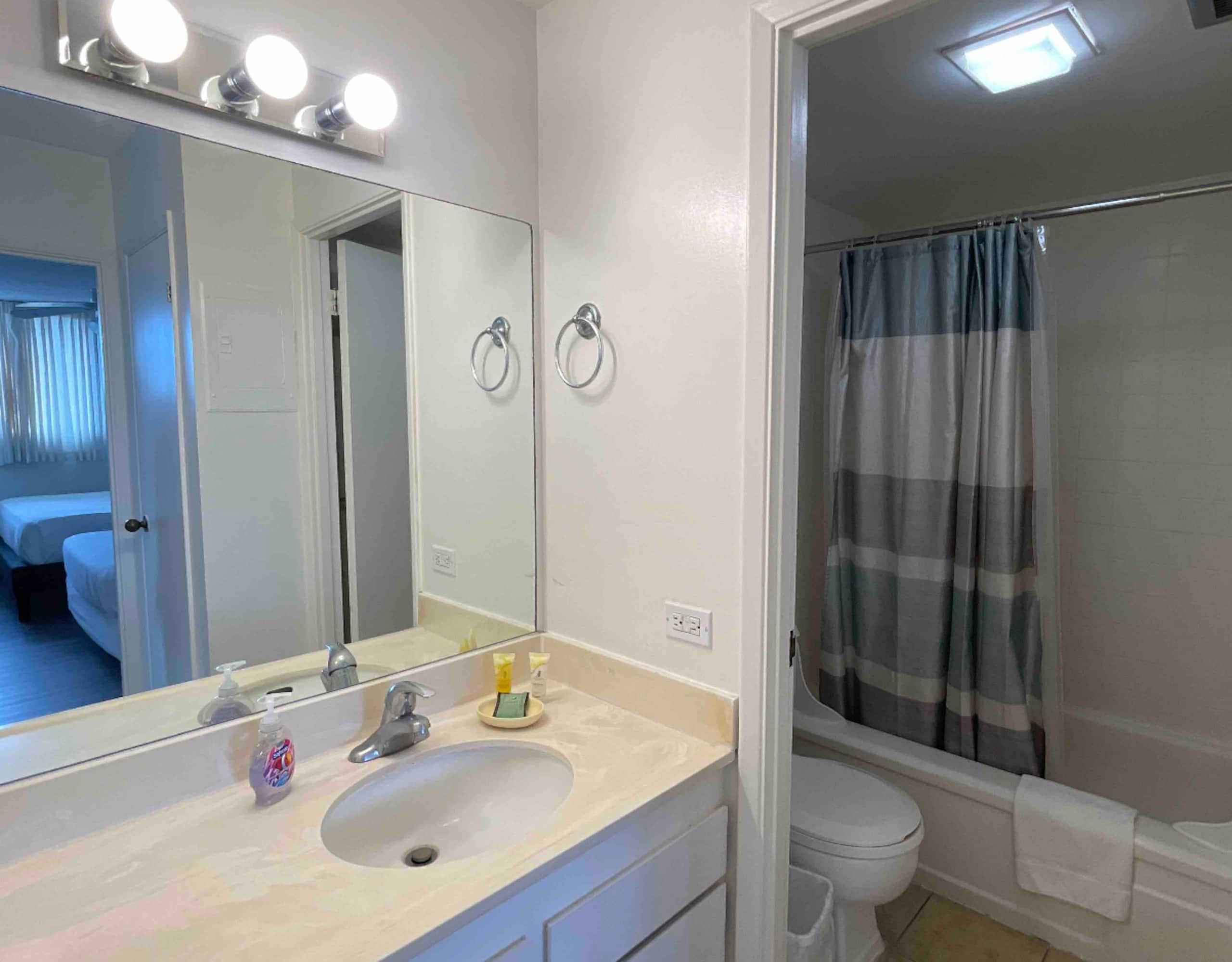 Condo in Honolulu · ★4.53 · 1 bedroom · 2 beds · 1 private bath - Image 10