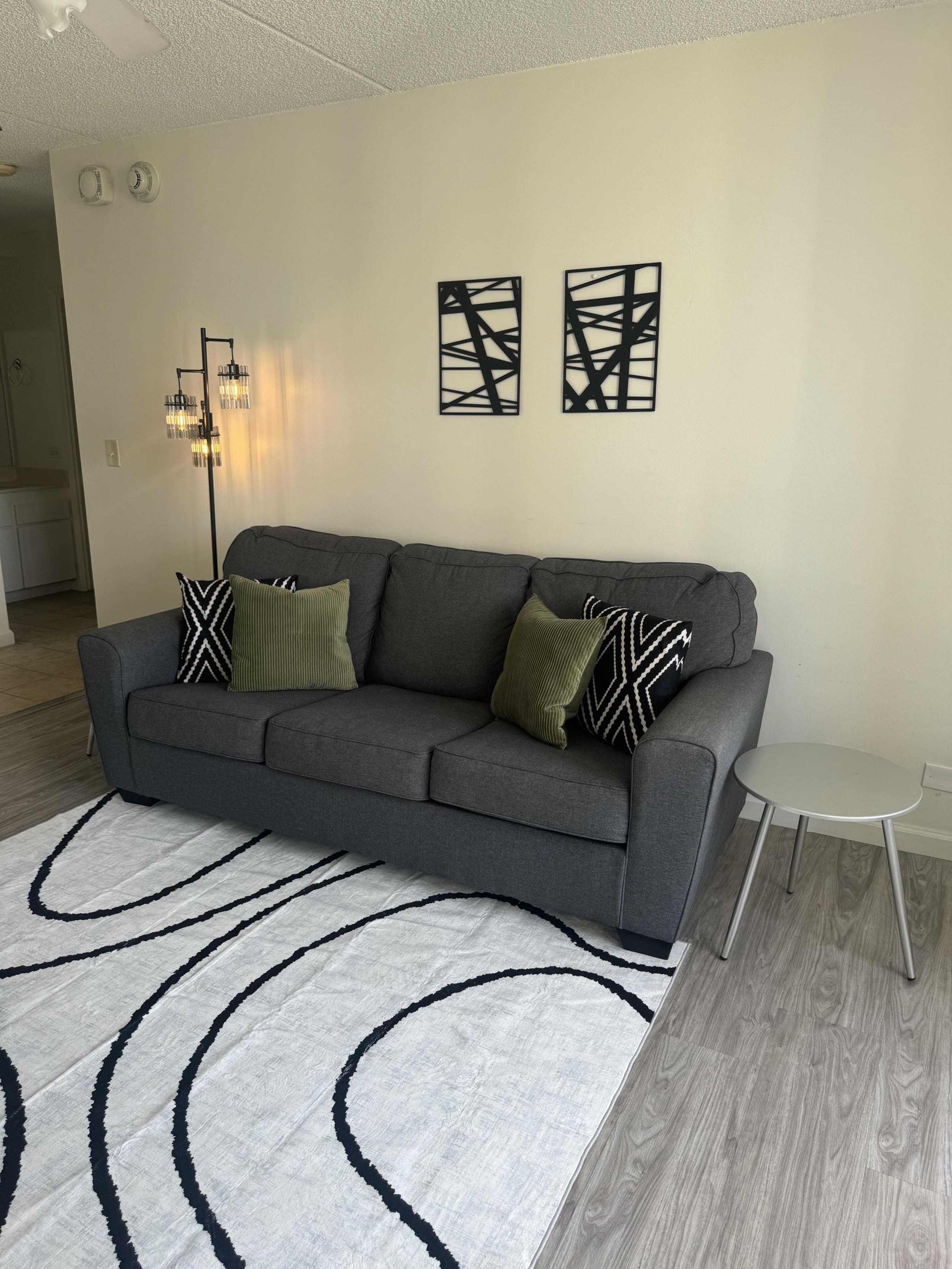 Condo in Honolulu · ★4.53 · 1 bedroom · 2 beds · 1 private bath - Image 2