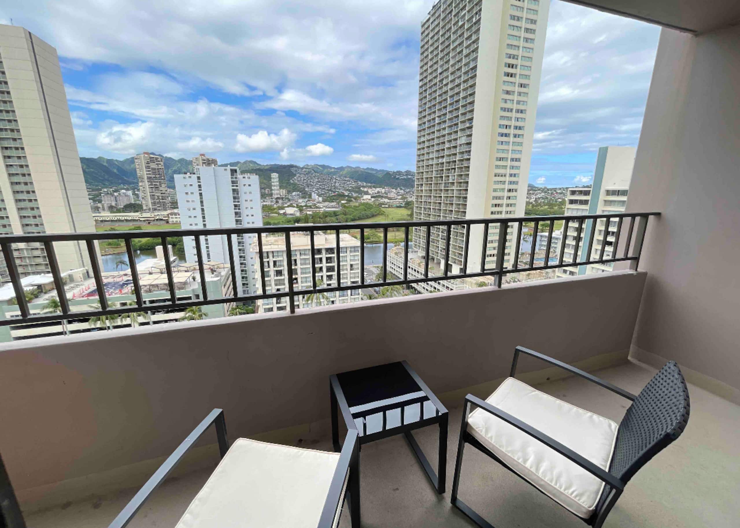 Condo in Honolulu · ★4.53 · 1 bedroom · 2 beds · 1 private bath - Image 1