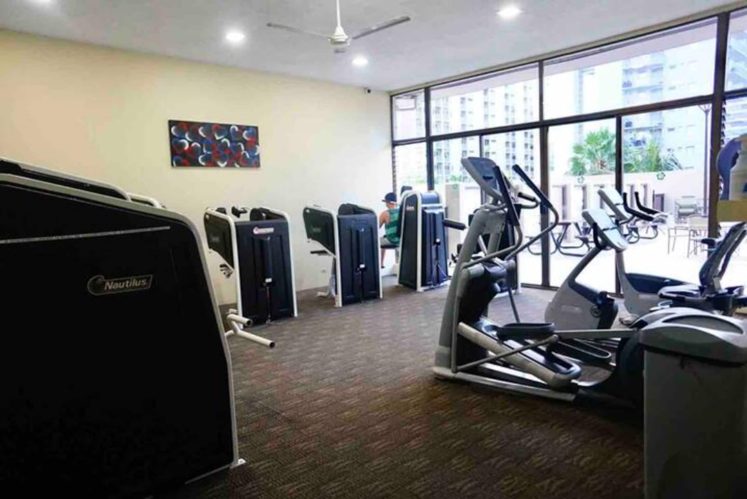 Condo in Honolulu · ★4.53 · 1 bedroom · 2 beds · 1 private bath - Image 18