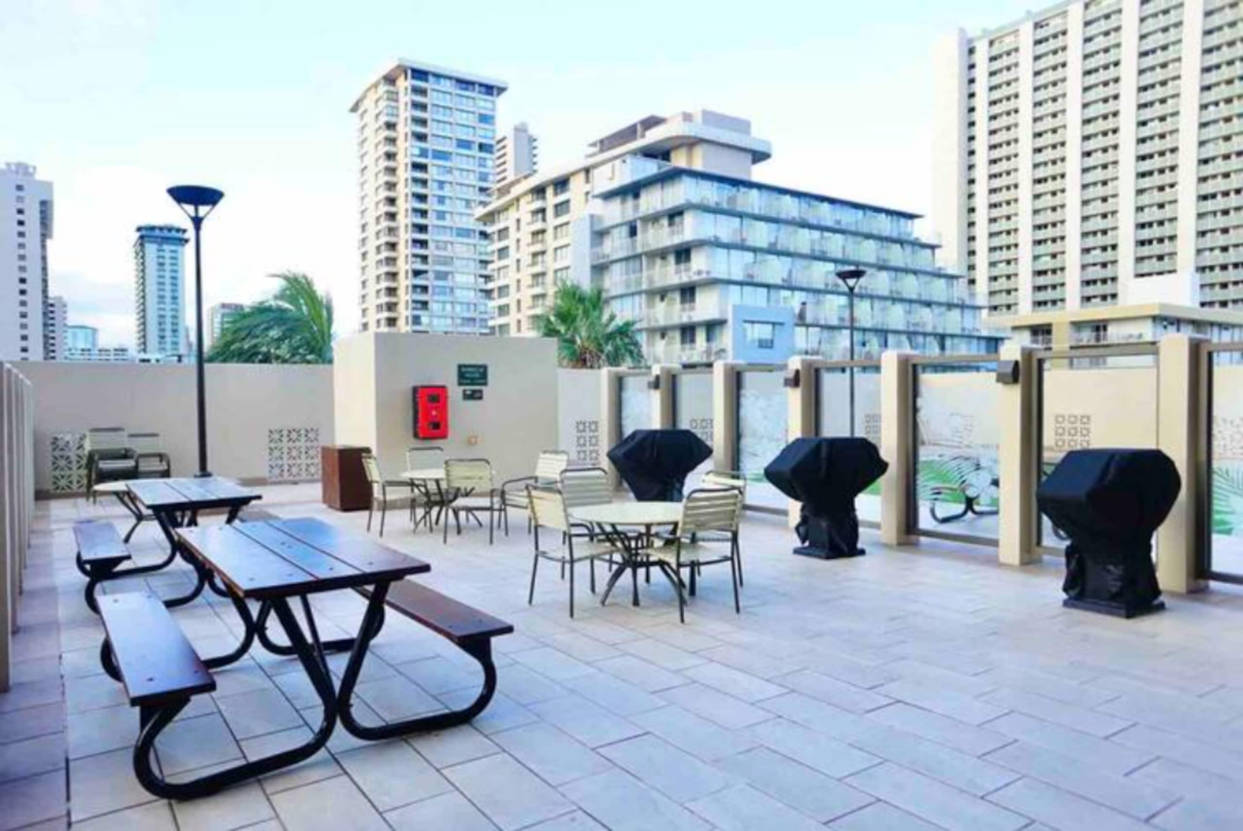 Condo in Honolulu · ★4.61 · 1 bedroom · 2 beds · 1 private bath - Image 10