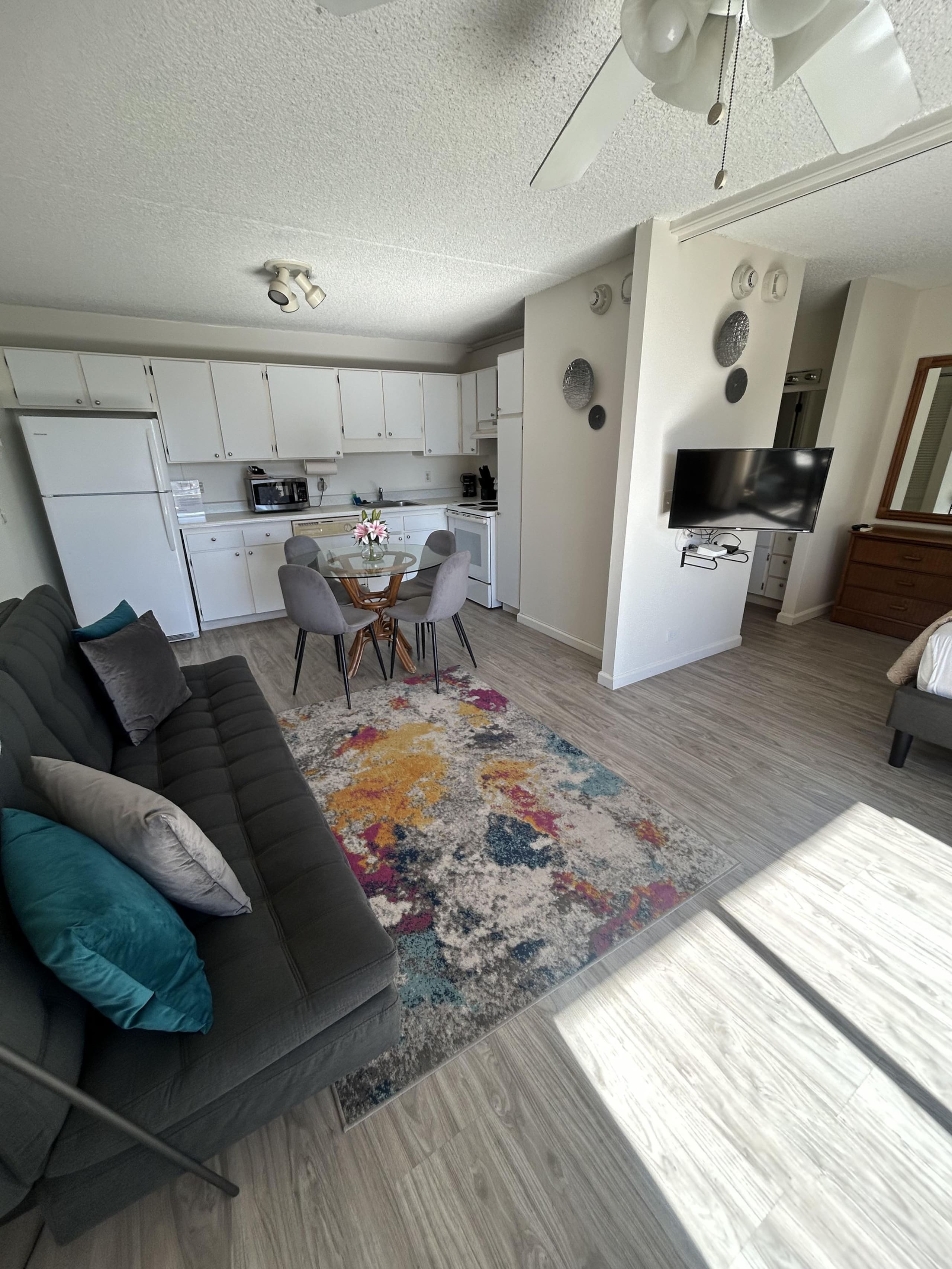 Condo in Honolulu · ★4.61 · 1 bedroom · 2 beds · 1 private bath - Image 4