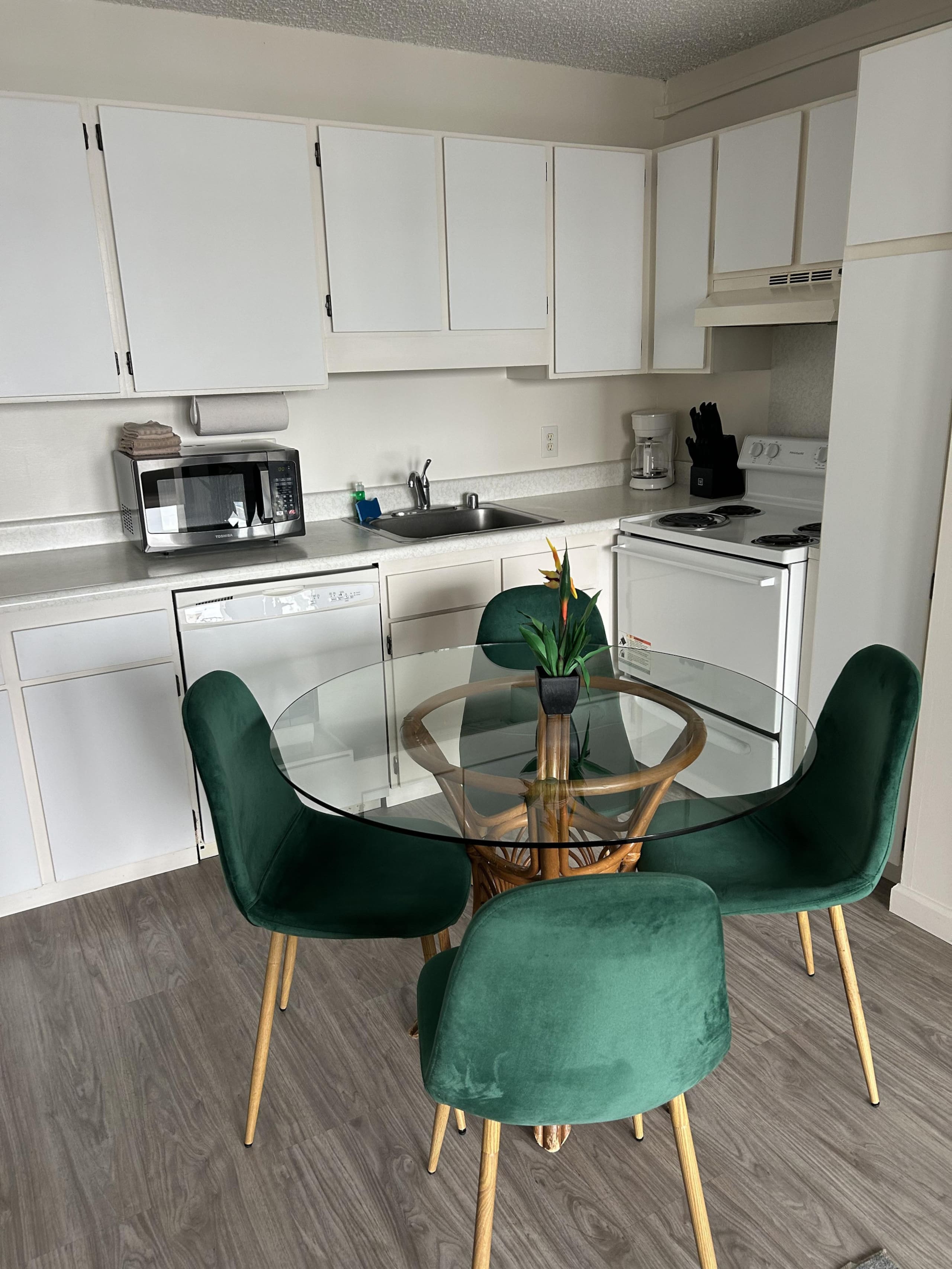 Condo in Honolulu · ★4.75 · 1 bedroom · 2 beds · 1 private bath - Image 18