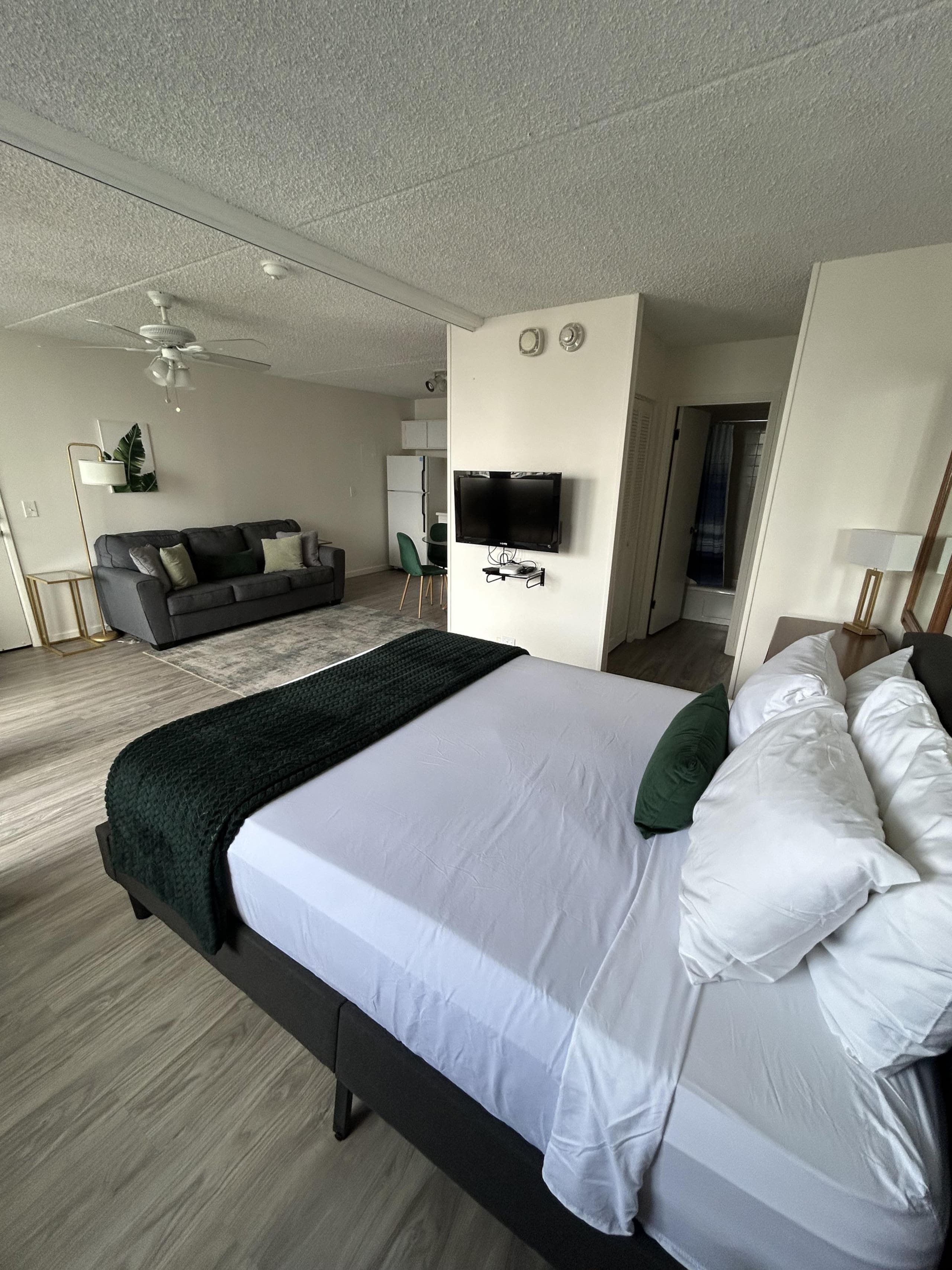 Condo in Honolulu · ★4.75 · 1 bedroom · 2 beds · 1 private bath - Image 22