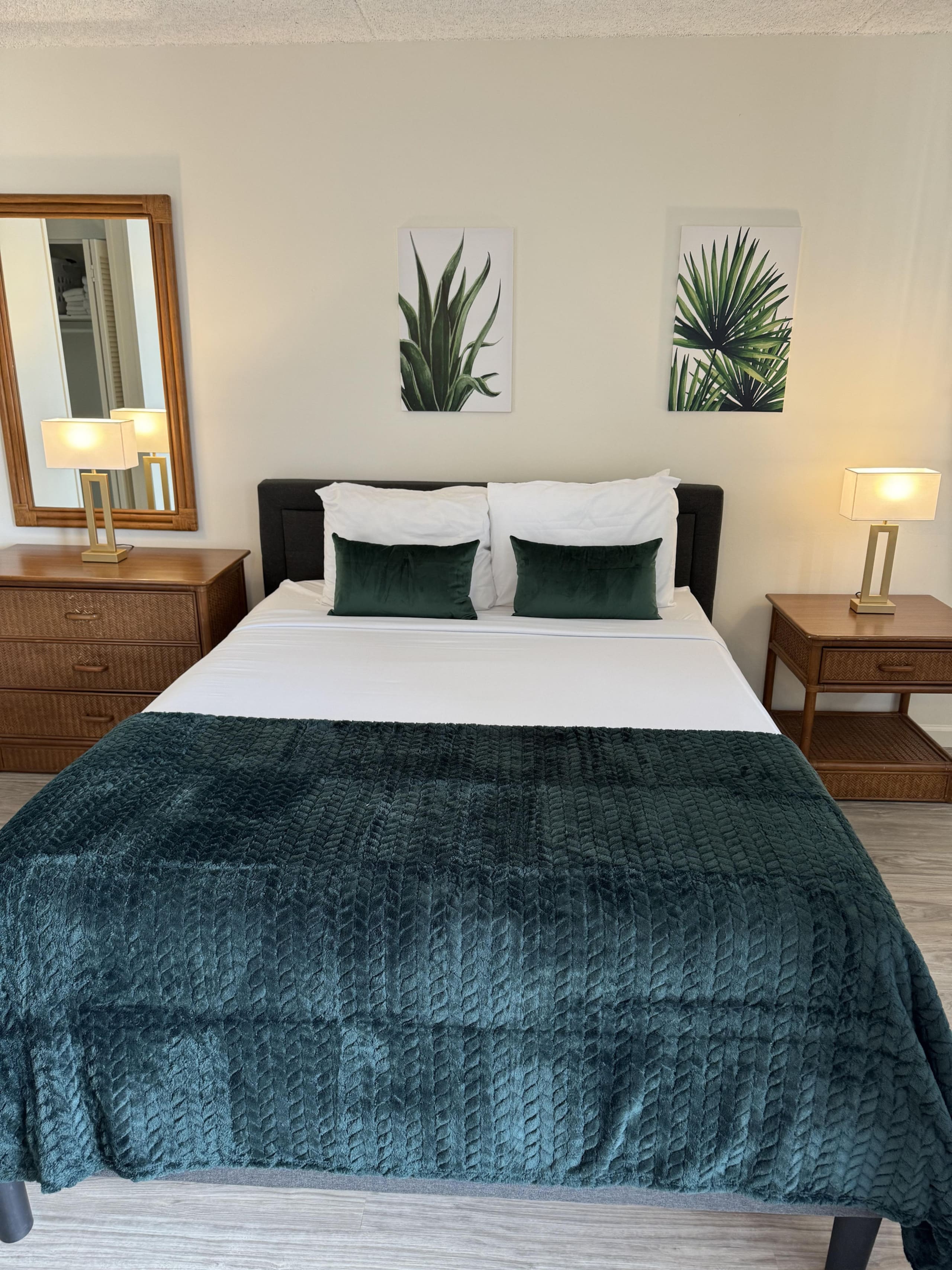Condo in Honolulu · ★4.75 · 1 bedroom · 2 beds · 1 private bath - Image 2