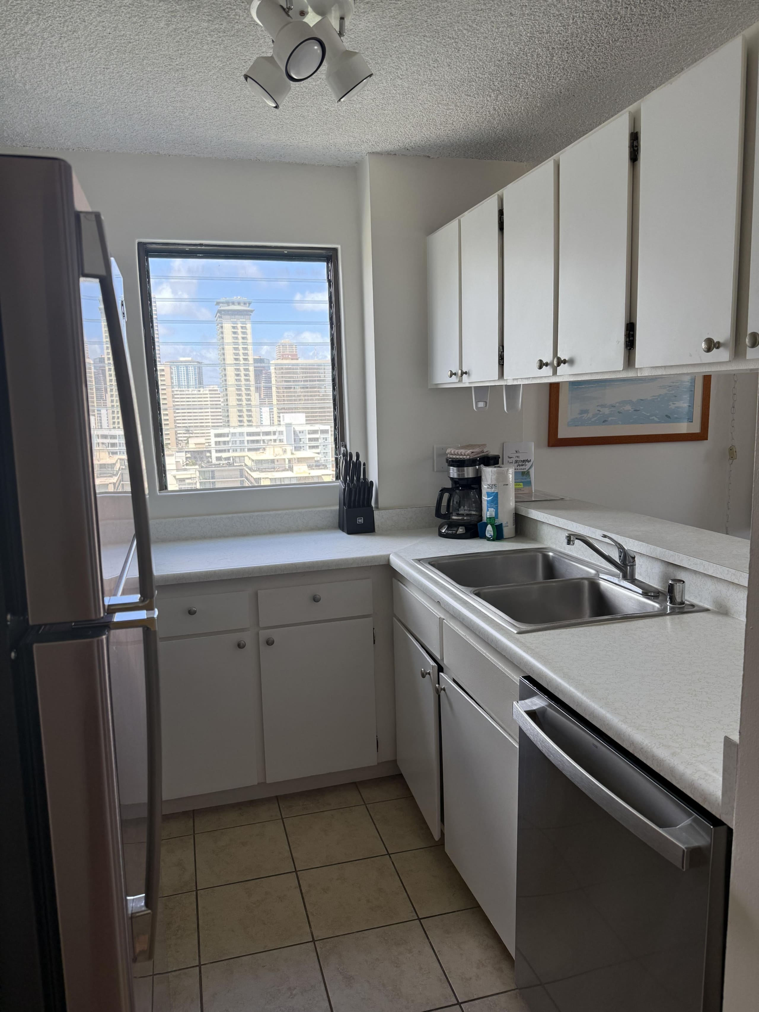 Condo in Honolulu · ★4.31 · 1 bedroom · 2 beds · 1 shared bath - Image 3